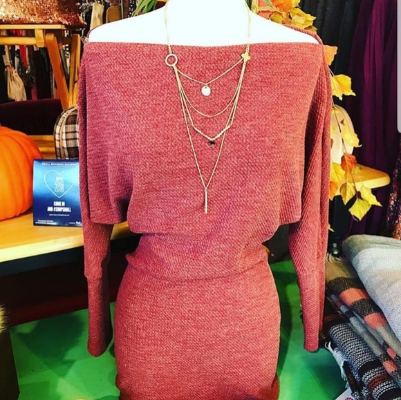 Blue Blush Dresses & Skirts - NWT Blue Blush Form fitting/off the shoulder dress